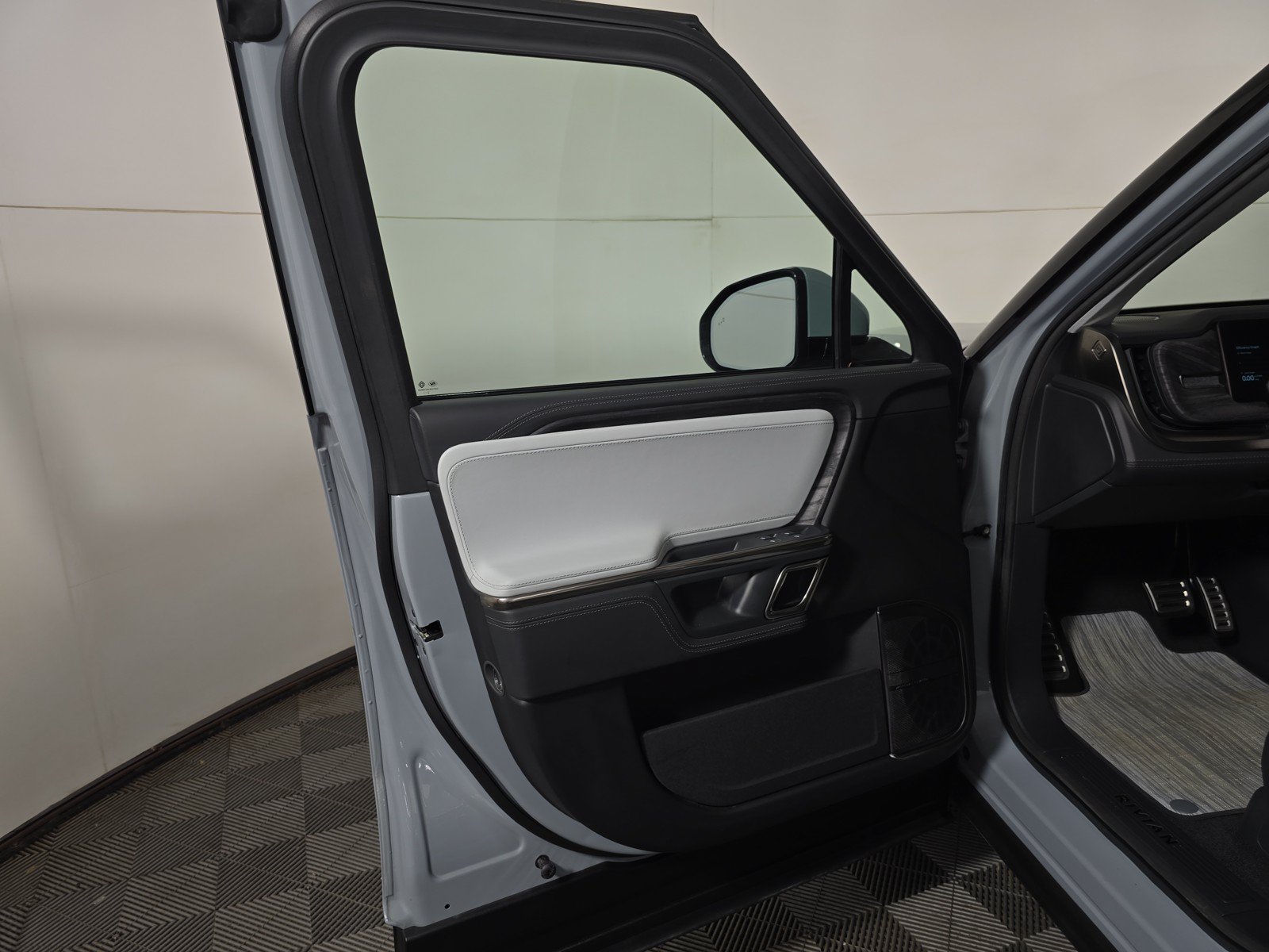 Used 2022 Rivian R1T Adventure AWD/4WD image 16