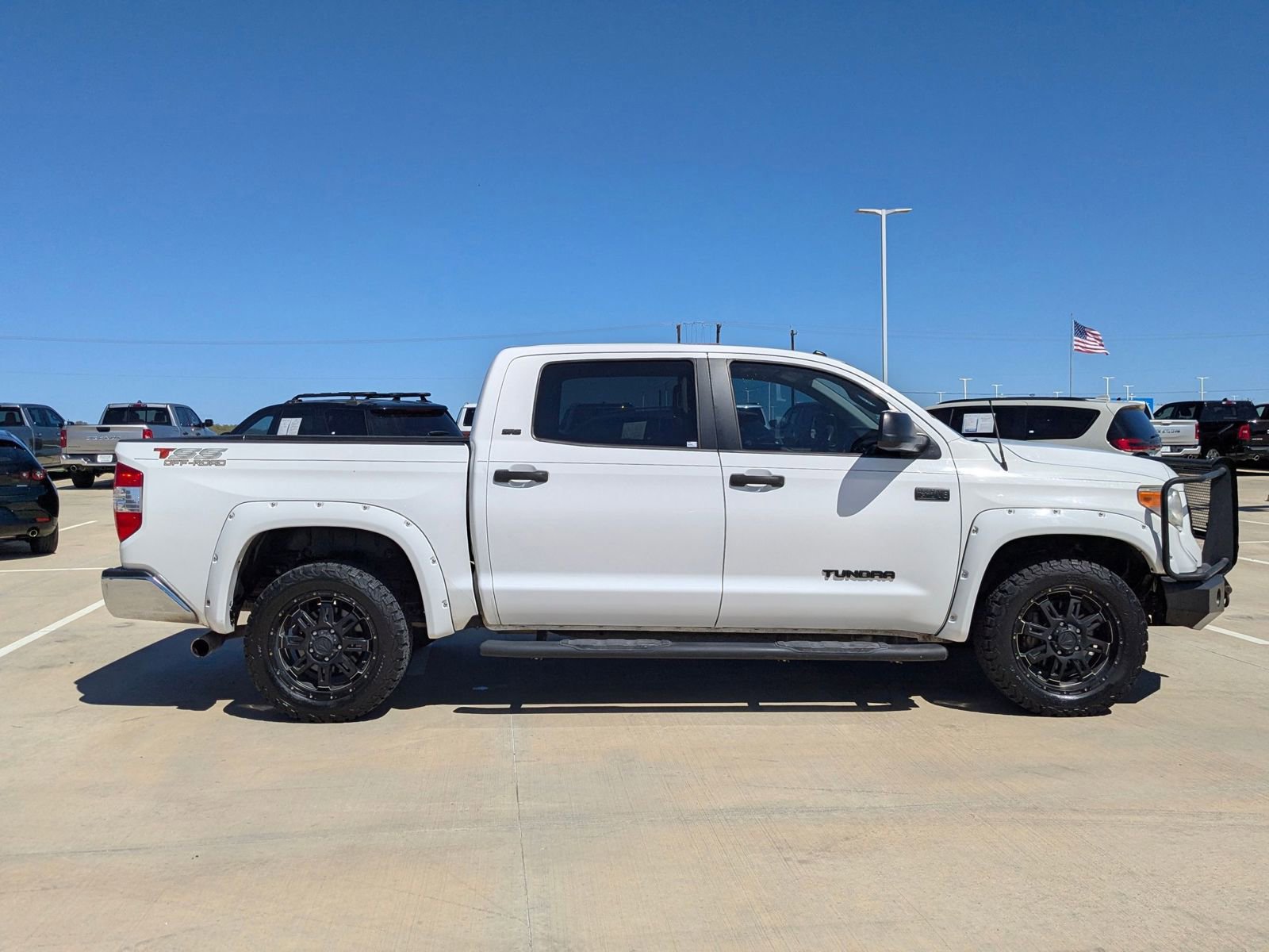 Used 2015 Toyota Tundra SR5 w/ SR5 Upgrade Package image 2