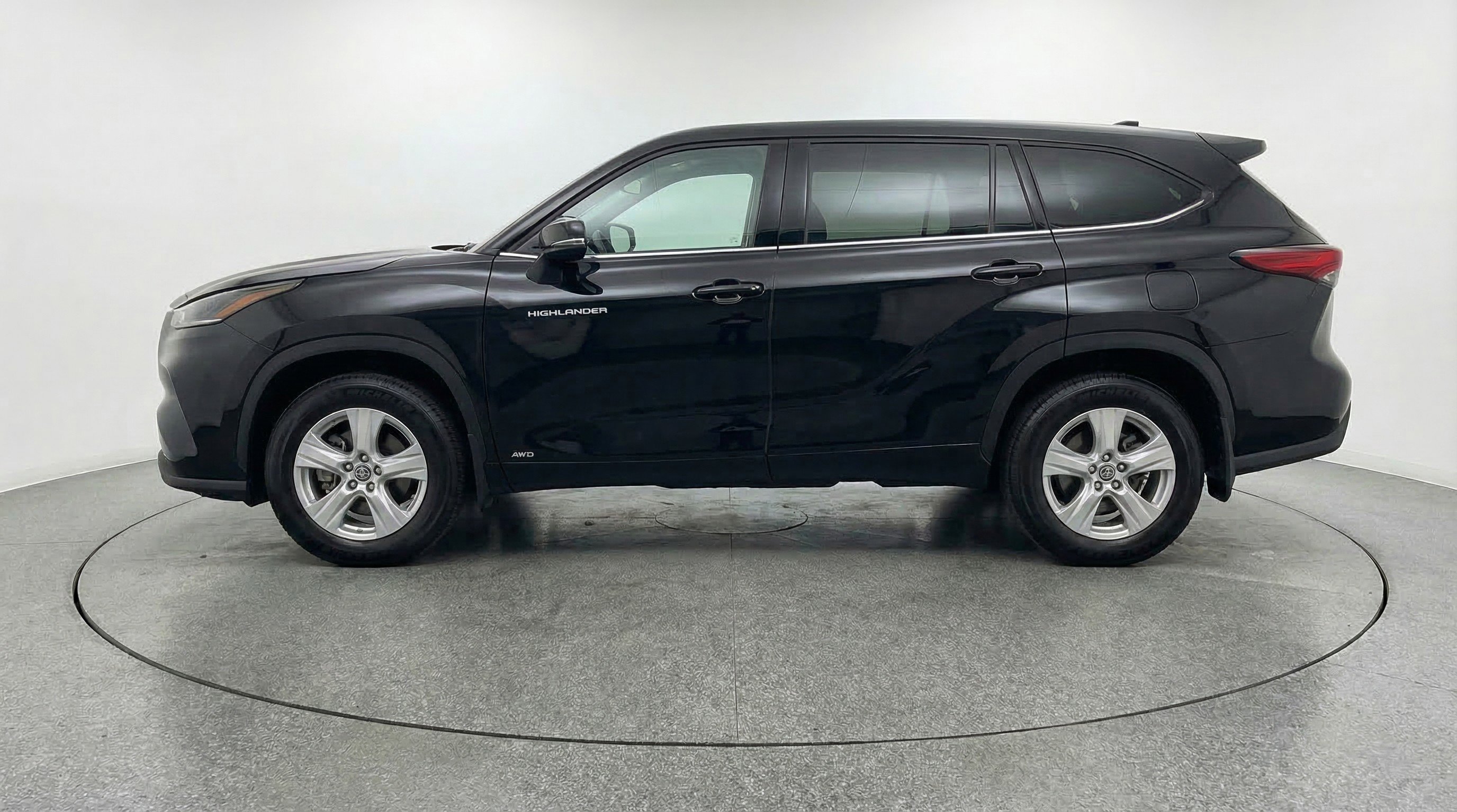 Used 2025 Toyota Highlander LE image 5