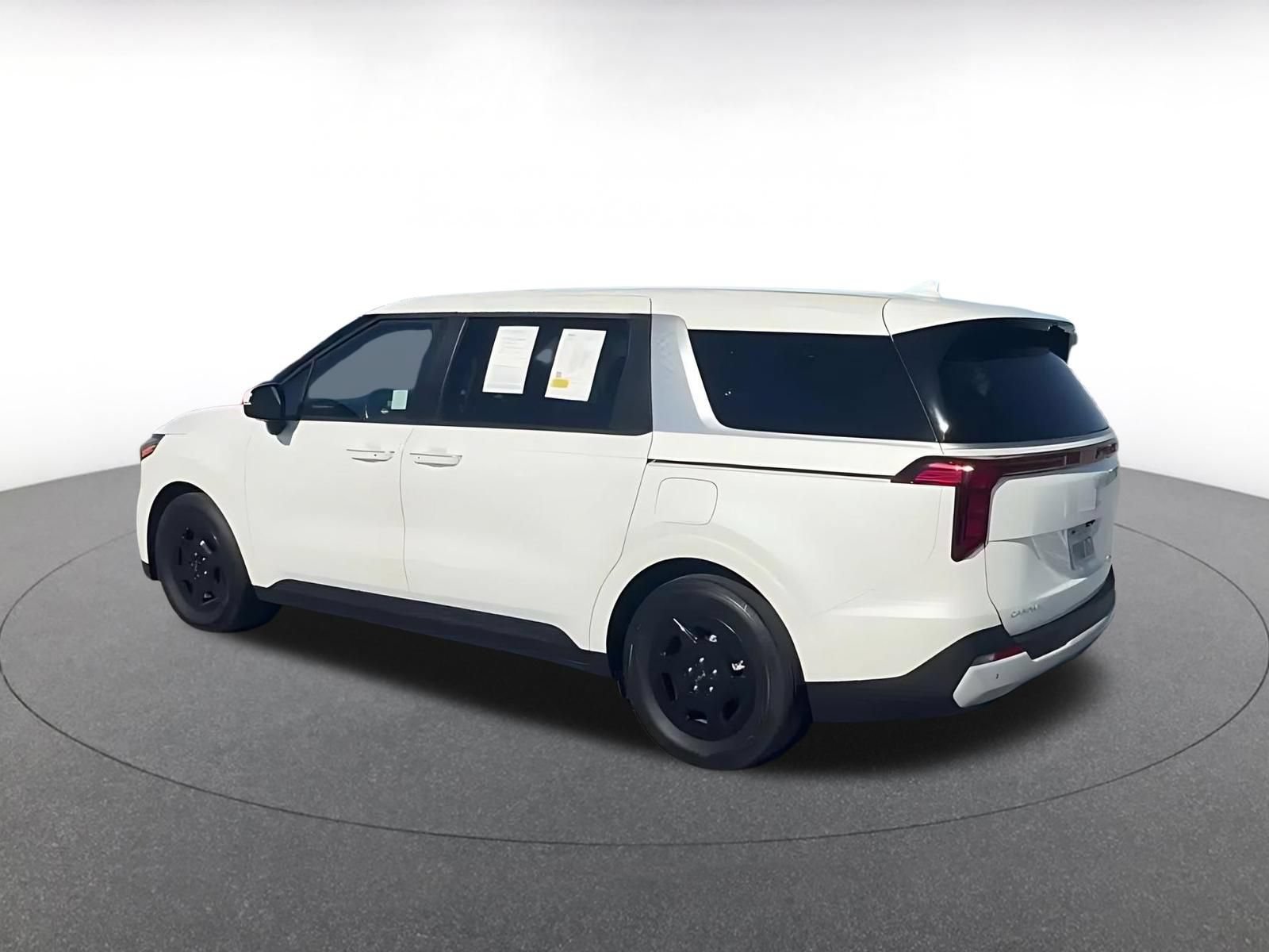 Used 2026 Kia Carnival FWD image 9