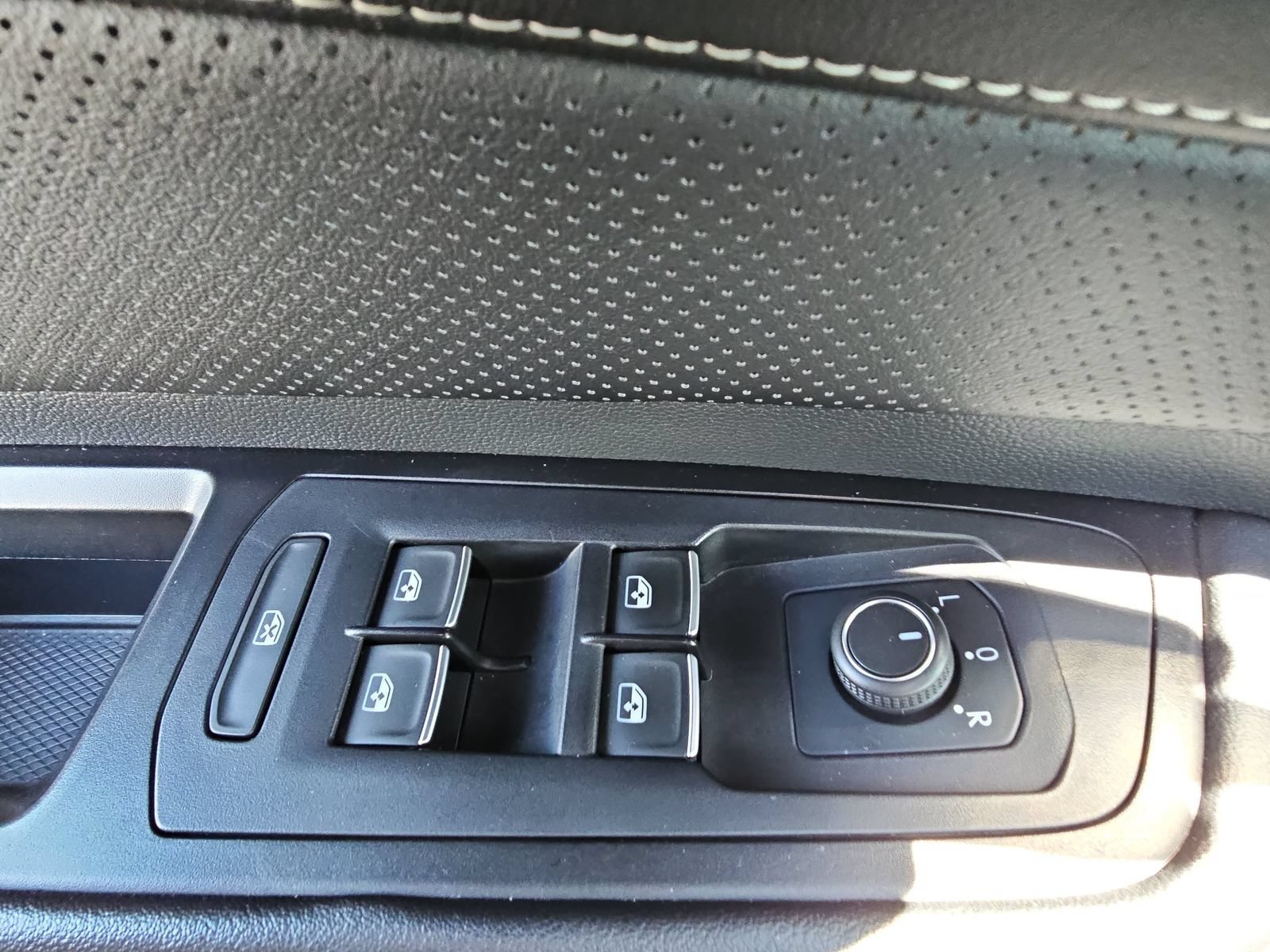 Used 2024 Volkswagen Atlas Cross Sport SE AWD/4WD image 27