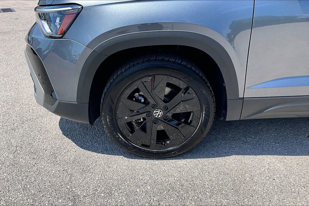 Certified 2025 Volkswagen Taos SE w/ Panoramic Sunroof Package image 13