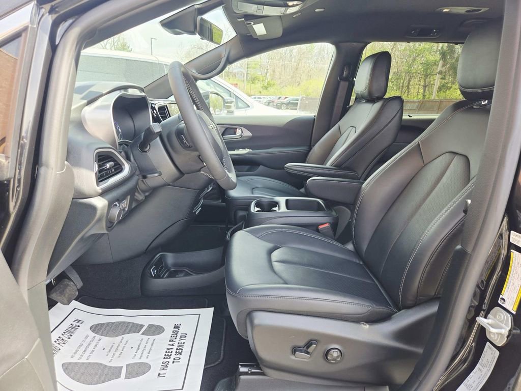 Used 2026 Chrysler Voyager LX FWD image 11