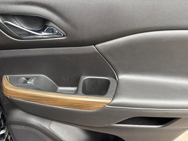 Used 2023 GMC Acadia SLE image 38