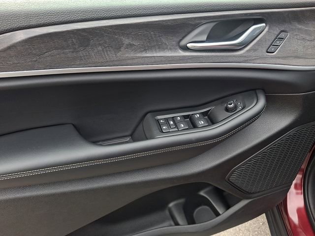 Used 2025 Jeep Grand Cherokee Limited image 12