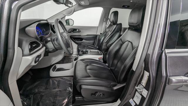 Used 2023 Chrysler Pacifica Touring-L FWD image 14