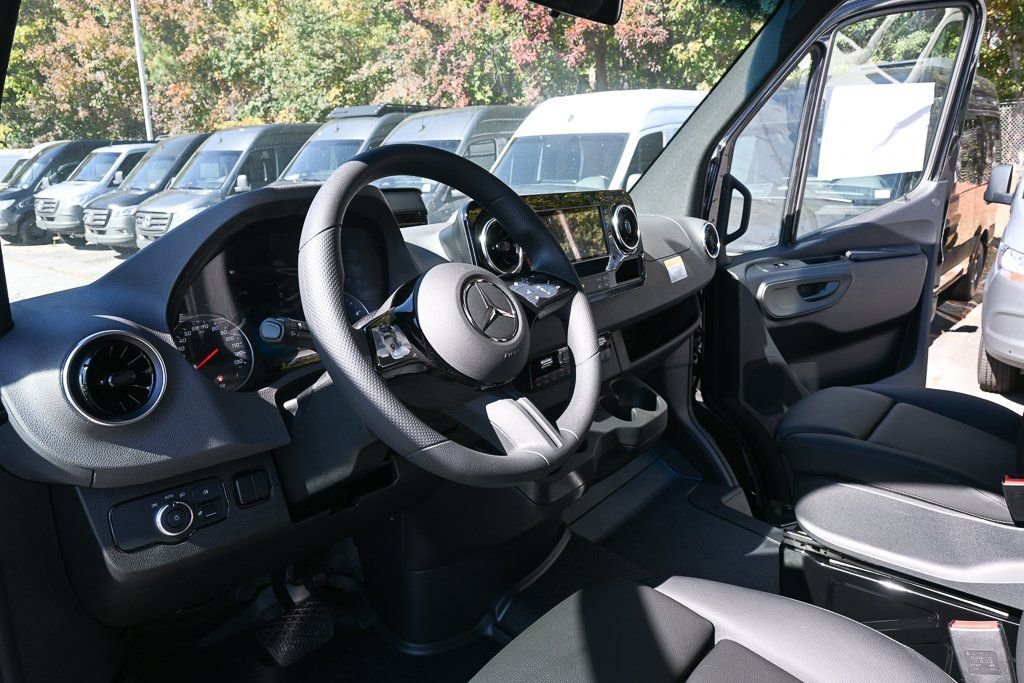 Used 2025 Mercedes-Benz Sprinter 2500 image 6