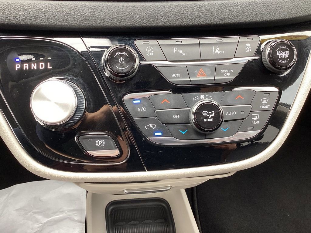 Used 2023 Chrysler Pacifica Touring-L image 22