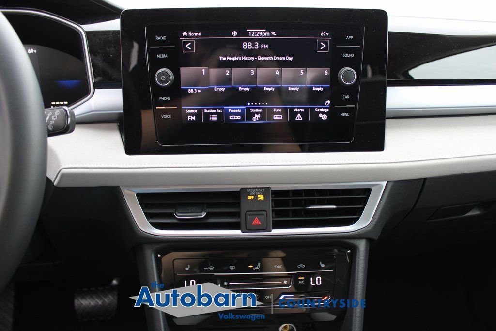 Certified 2025 Volkswagen Taos SE AWD/4WD image 12