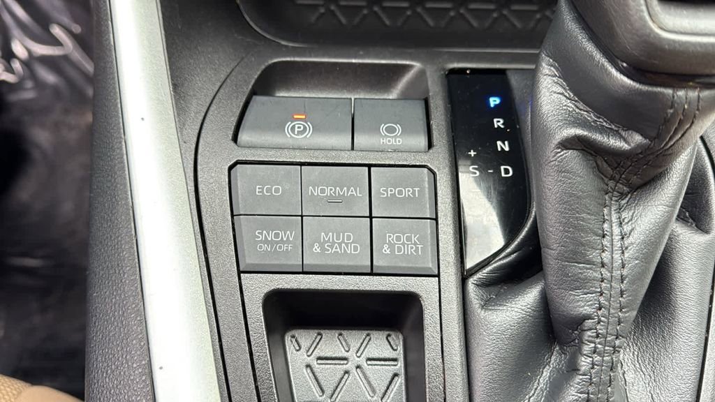 Used 2022 Toyota RAV4 LE image 20