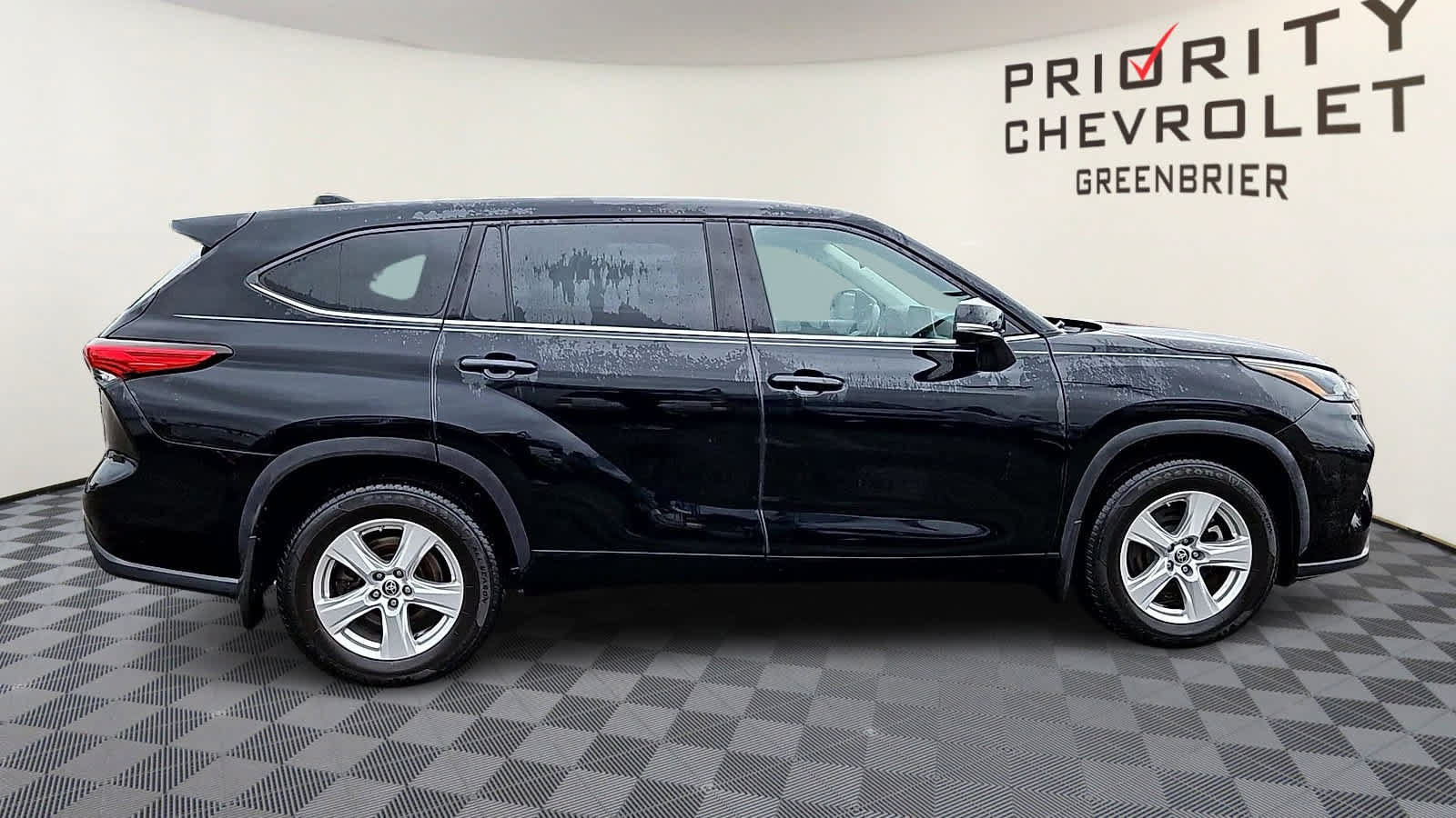 Used 2021 Toyota Highlander LE AWD/4WD image 9