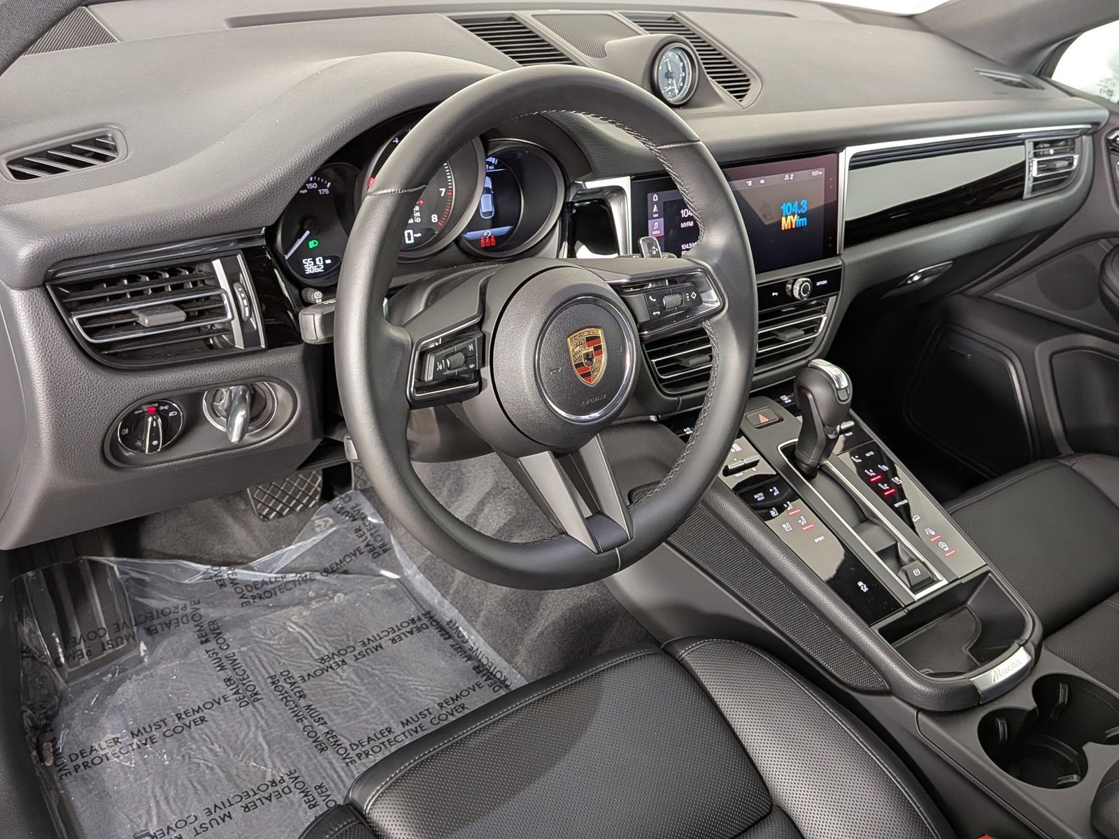 Certified 2025 Porsche Macan AWD/4WD image 4