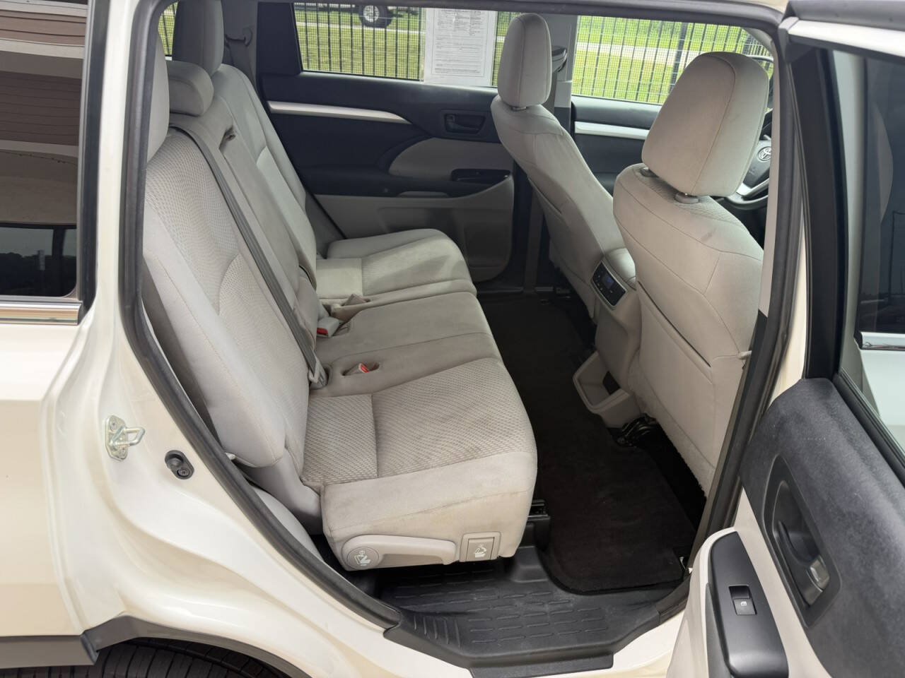 Used 2015 Toyota Highlander LE AWD/4WD image 14