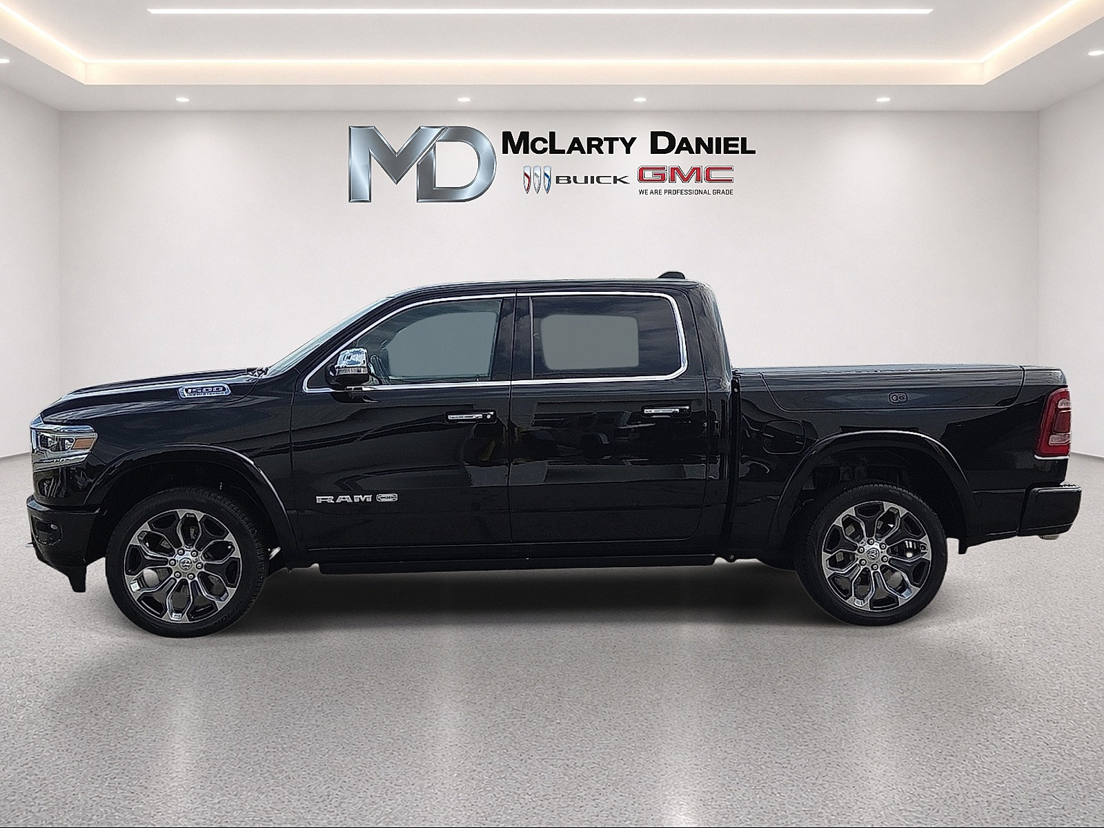 Used 2022 RAM 1500 Limited AWD/4WD image 2