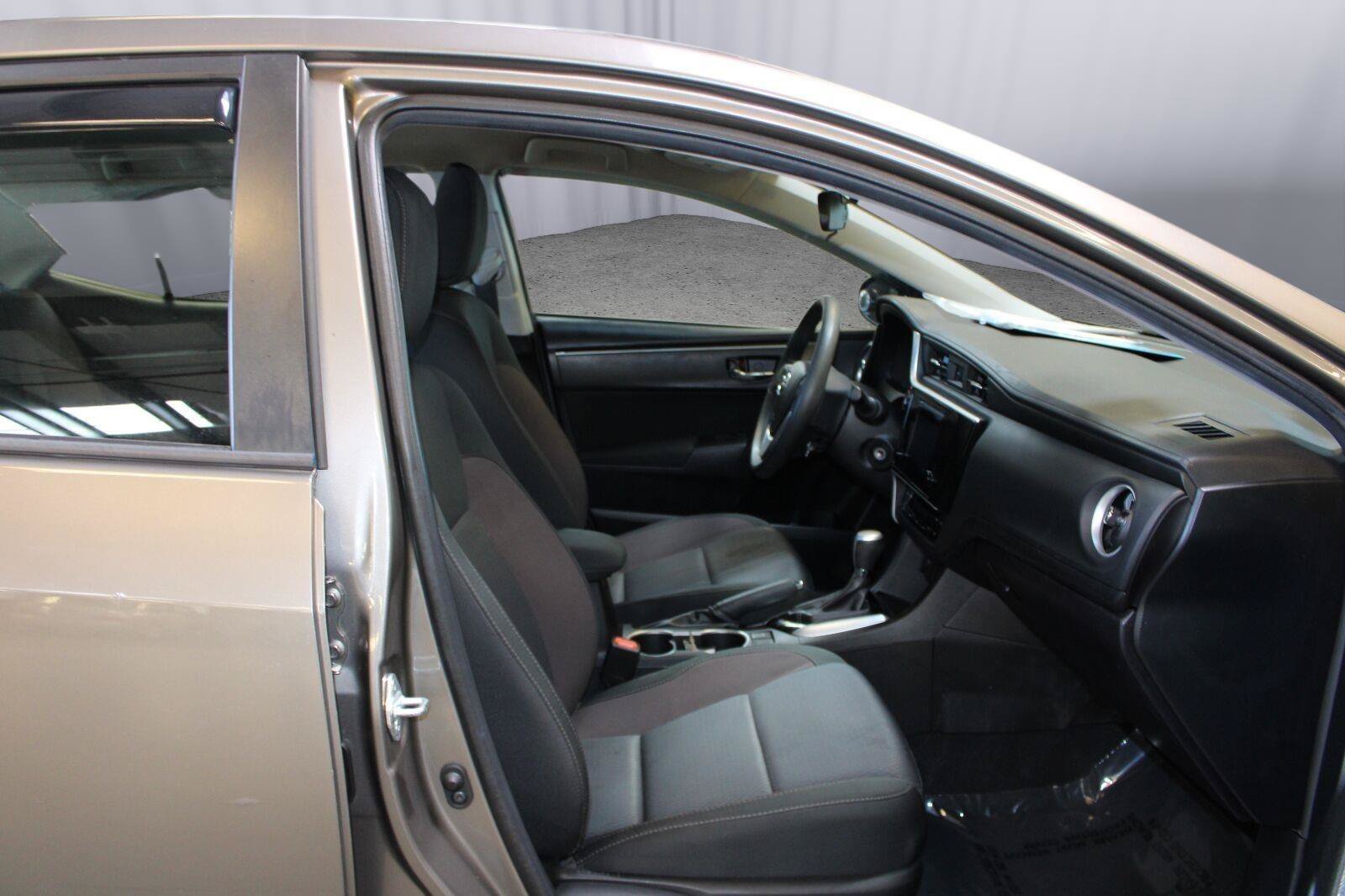 Used 2018 Toyota Corolla LE FWD image 37