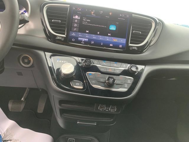 Used 2025 Chrysler Pacifica Select image 21