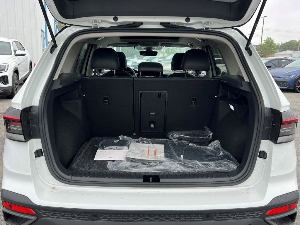 New 2025 Volkswagen Taos SE image 14