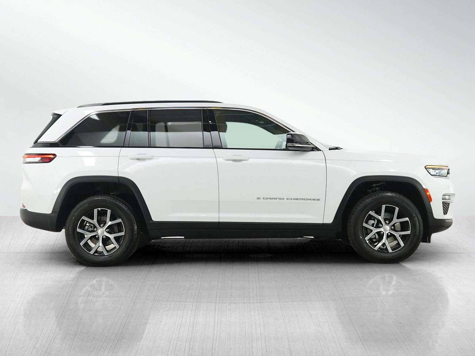 Used 2024 Jeep Grand Cherokee Limited AWD/4WD image 6