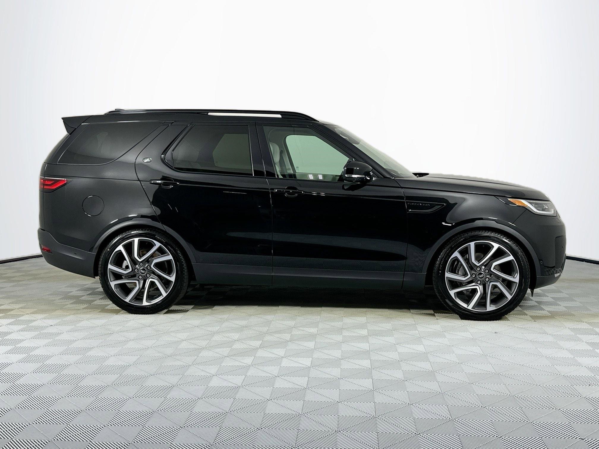 Used 2025 Land Rover Discovery S image 4