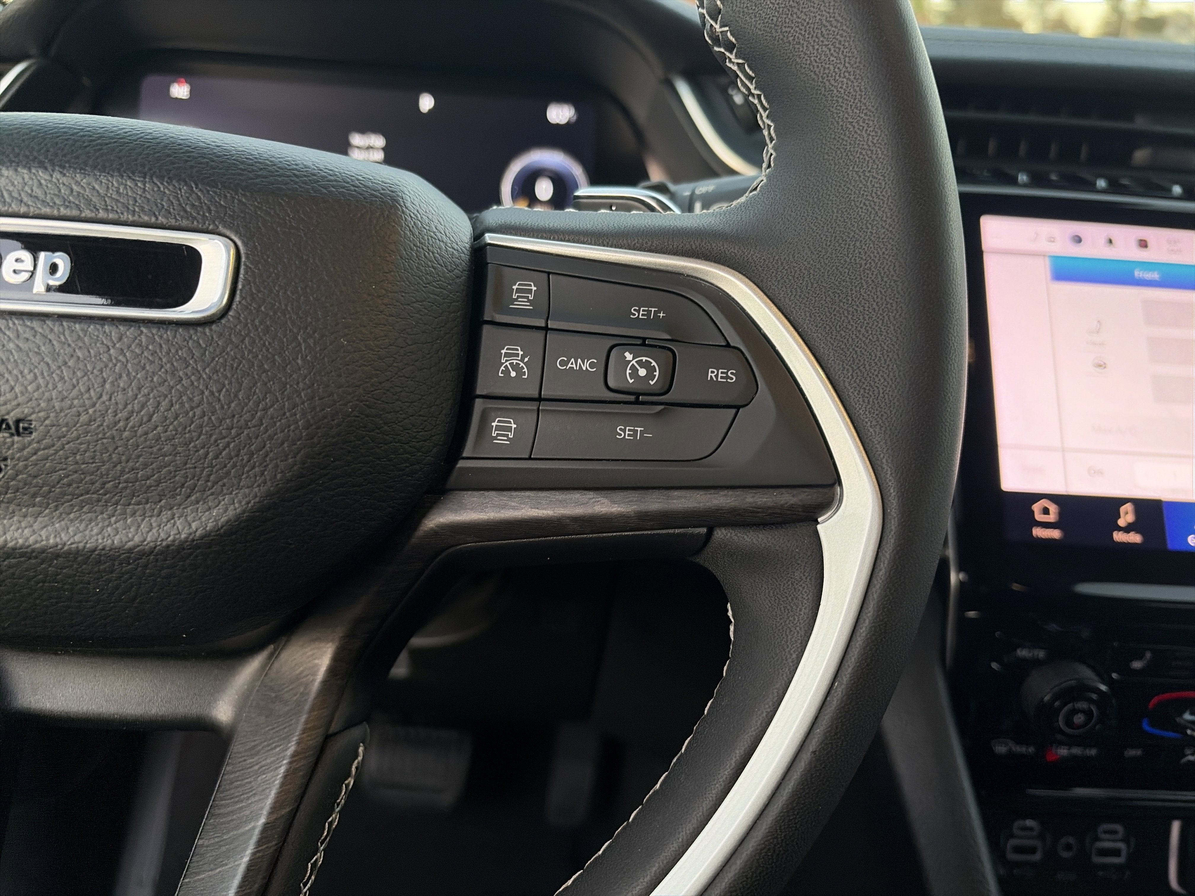 Used 2023 Jeep Grand Cherokee L Limited image 20