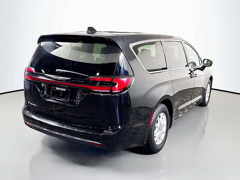 Used 2023 Chrysler Pacifica Touring-L image 7