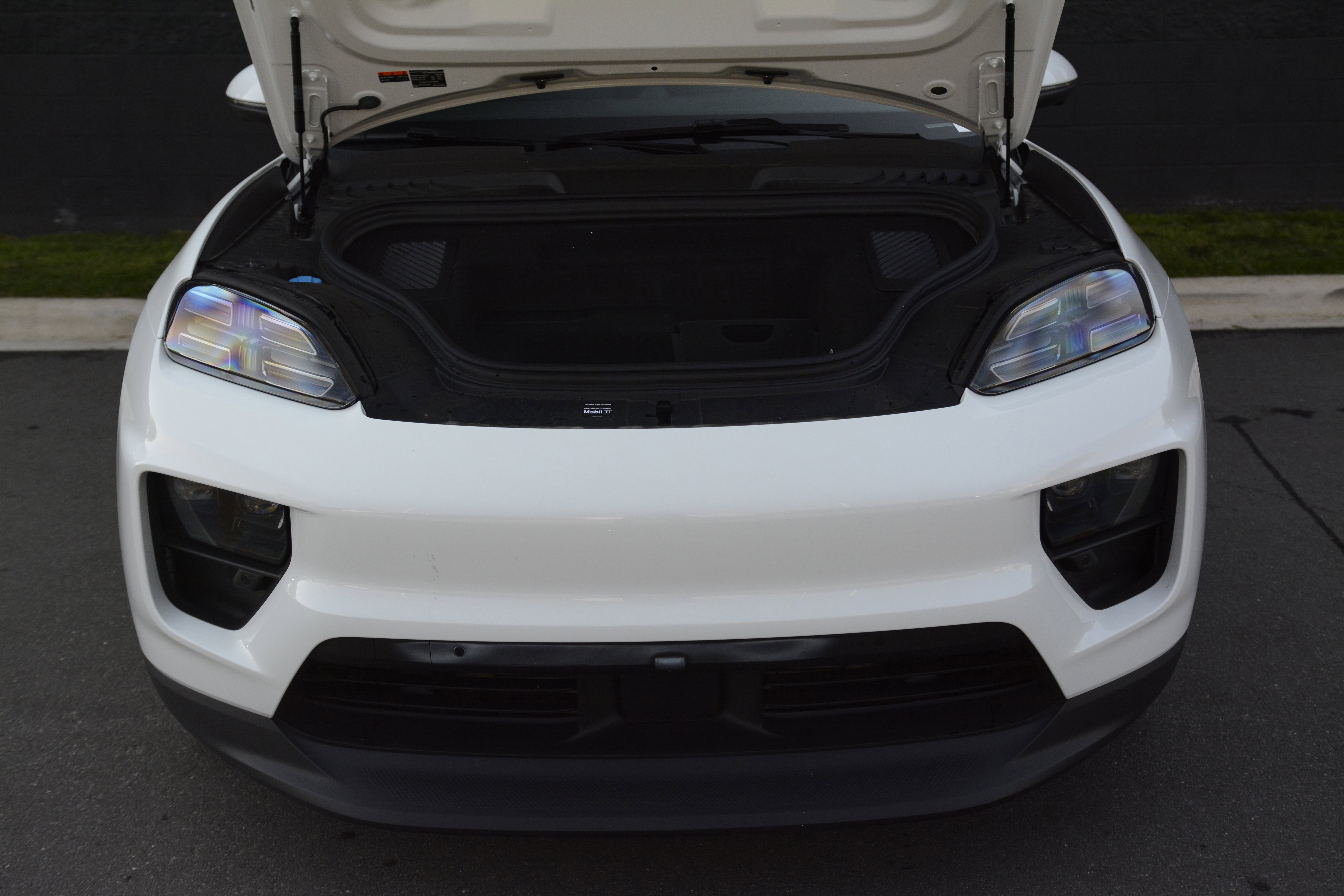 Certified 2025 Porsche Macan Electric image 38