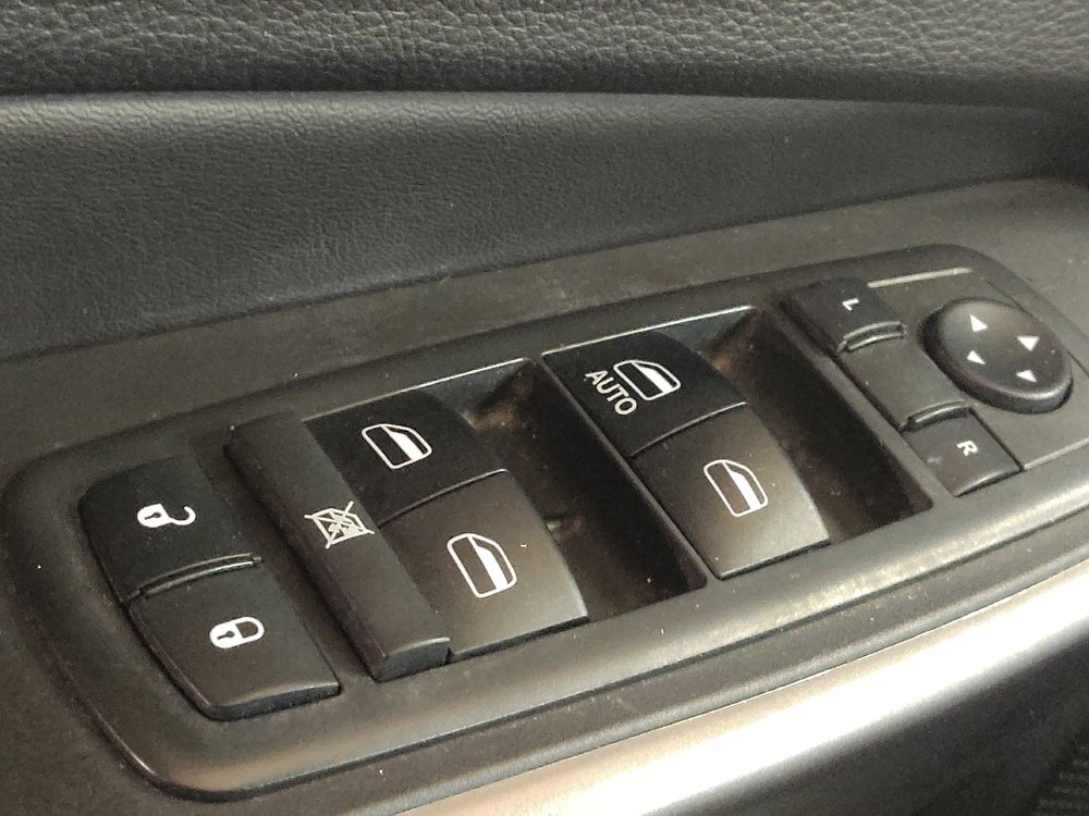 Used 2019 Jeep Cherokee Latitude w/ Cold Weather Group FWD image 27