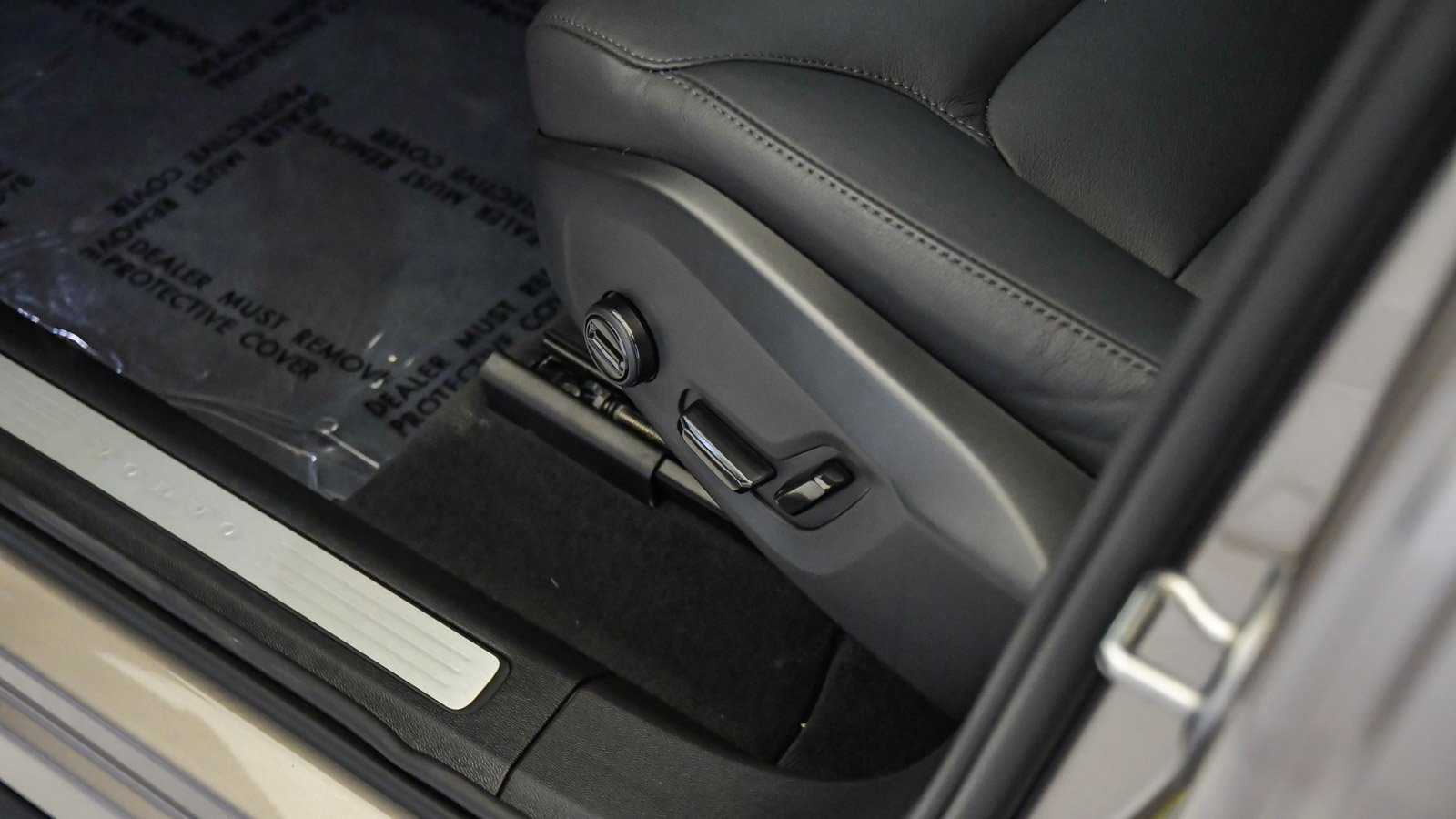 Certified 2025 Volvo XC60 T8 Core w/ Protection Package Premier image 23