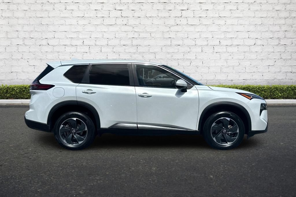 Used 2024 Nissan Rogue SV AWD/4WD image 3