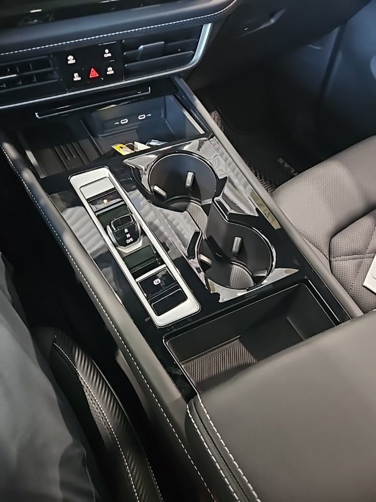 Used 2025 Volkswagen Atlas Cross Sport SE image 33