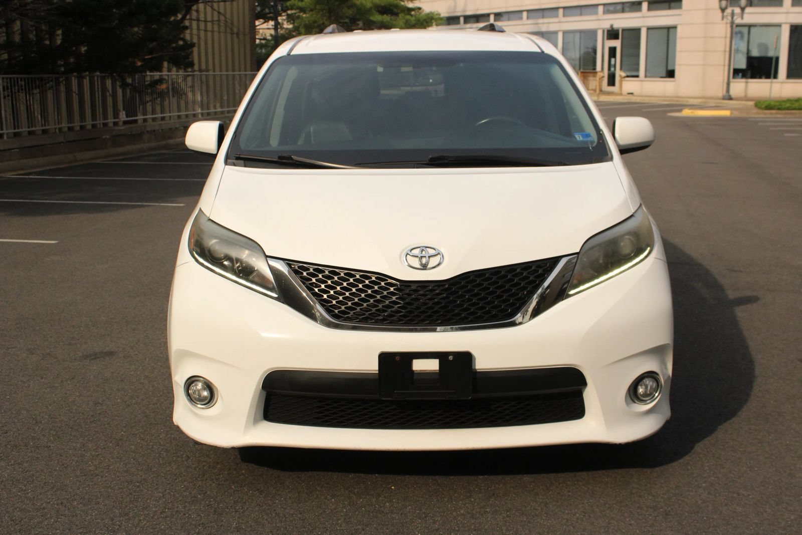 Used 2015 Toyota Sienna SE FWD image 3