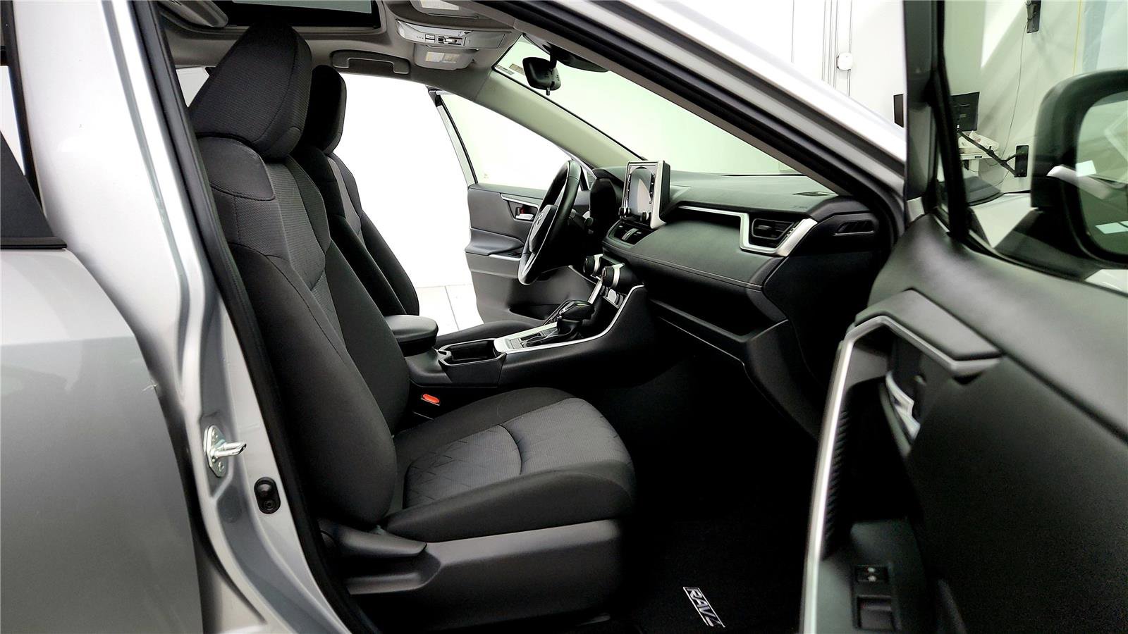 Used 2020 Toyota RAV4 XLE w/ Convenience Package image 17