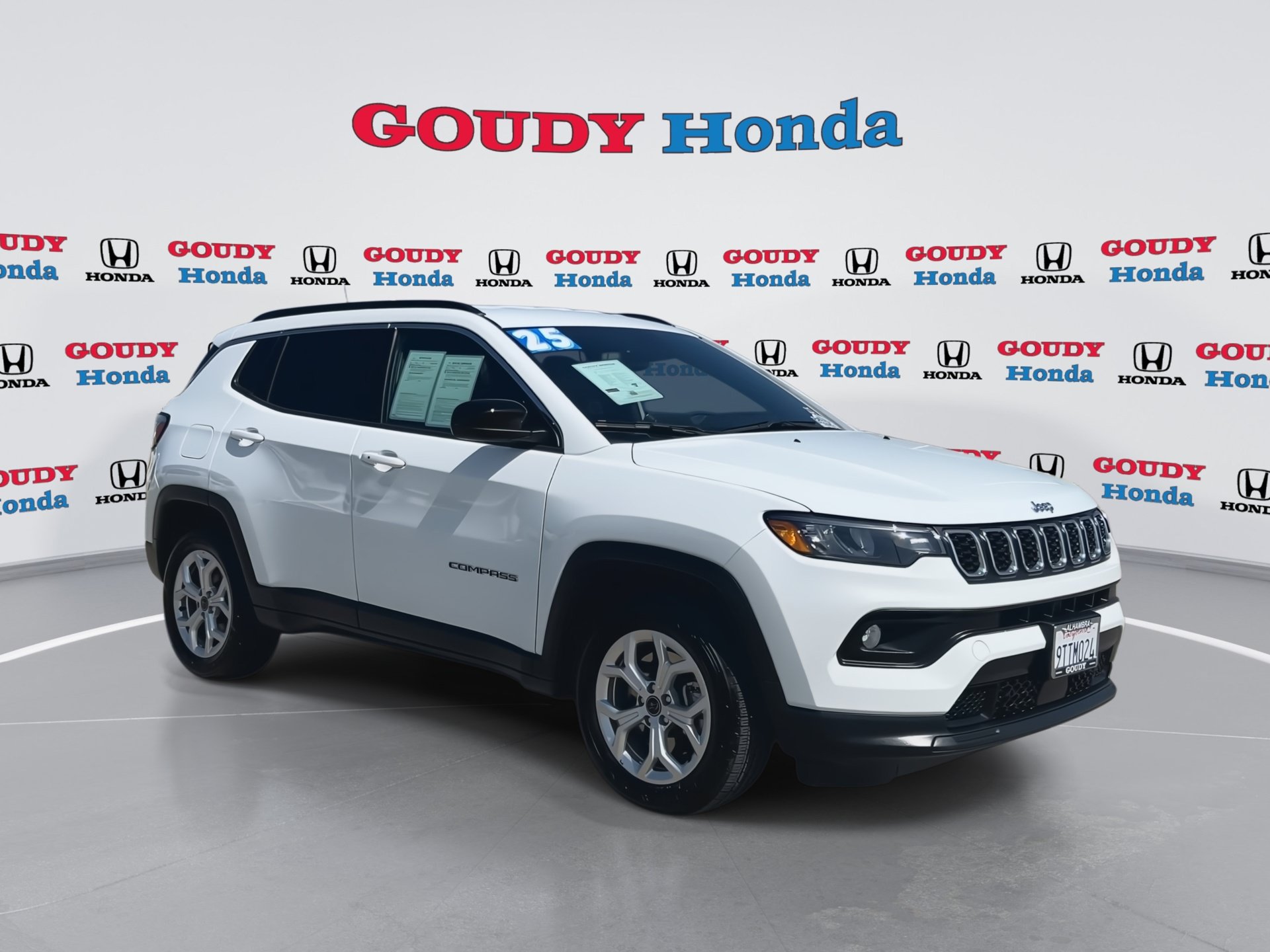 Used 2025 Jeep Compass Latitude AWD/4WD image 2