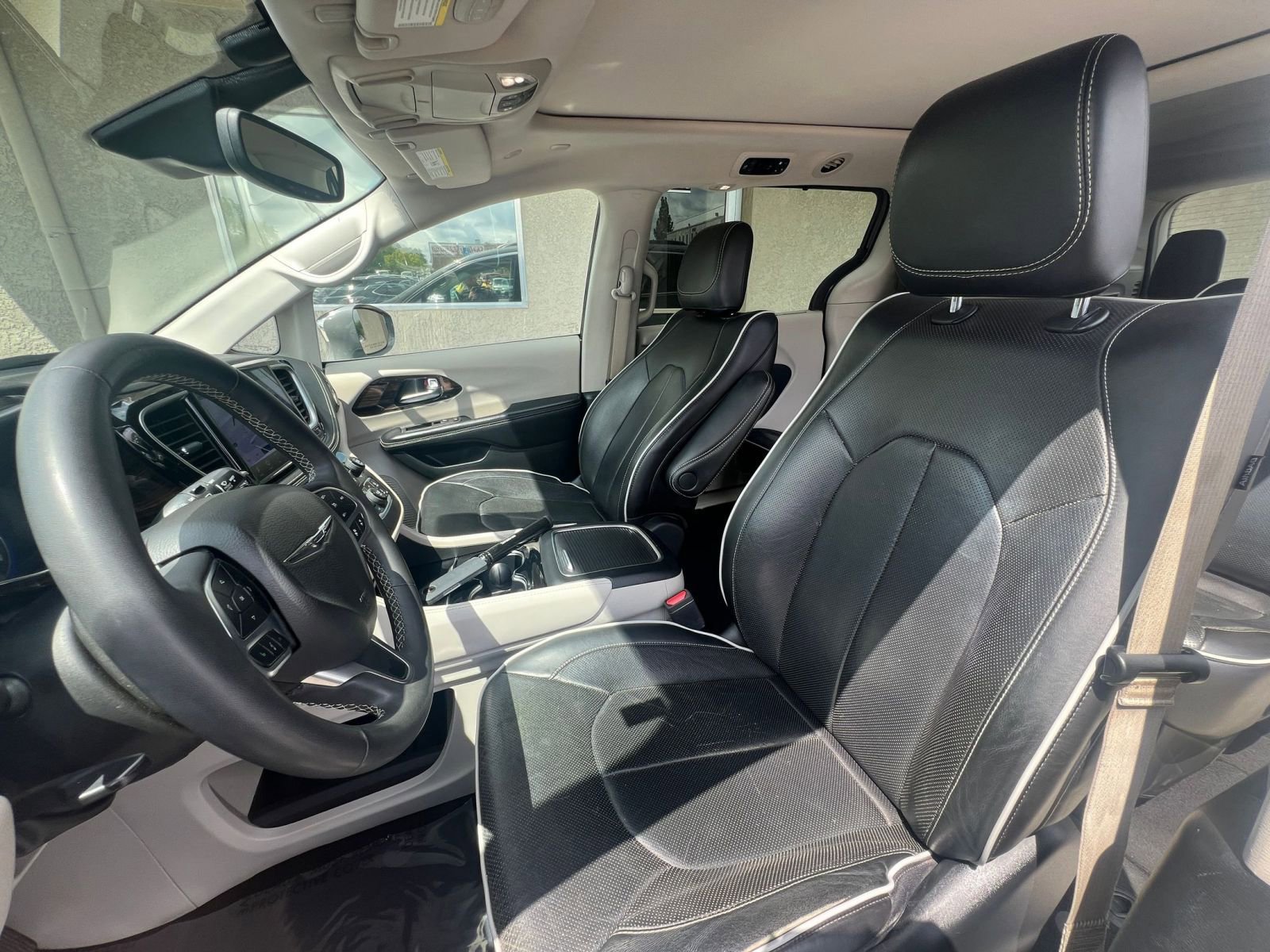 Used 2022 Chrysler Pacifica Limited FWD image 30