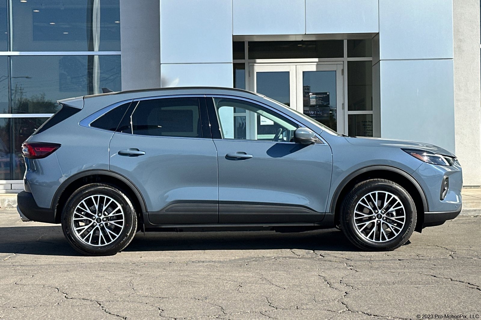 Certified 2025 Ford Escape SE w/ PHEV Premium Package image 3