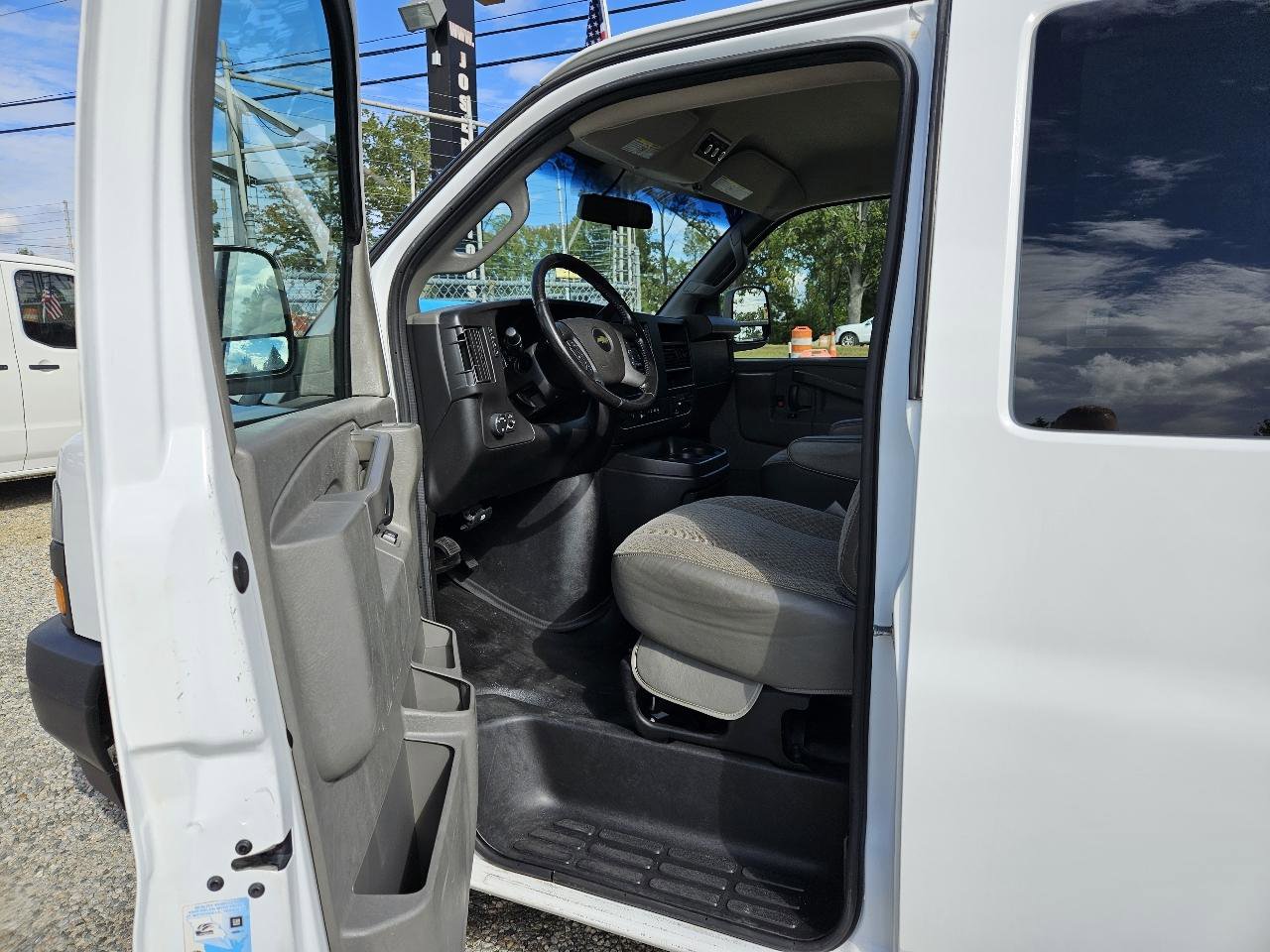 Used 2020 Chevrolet Express 3500 LS RWD image 9