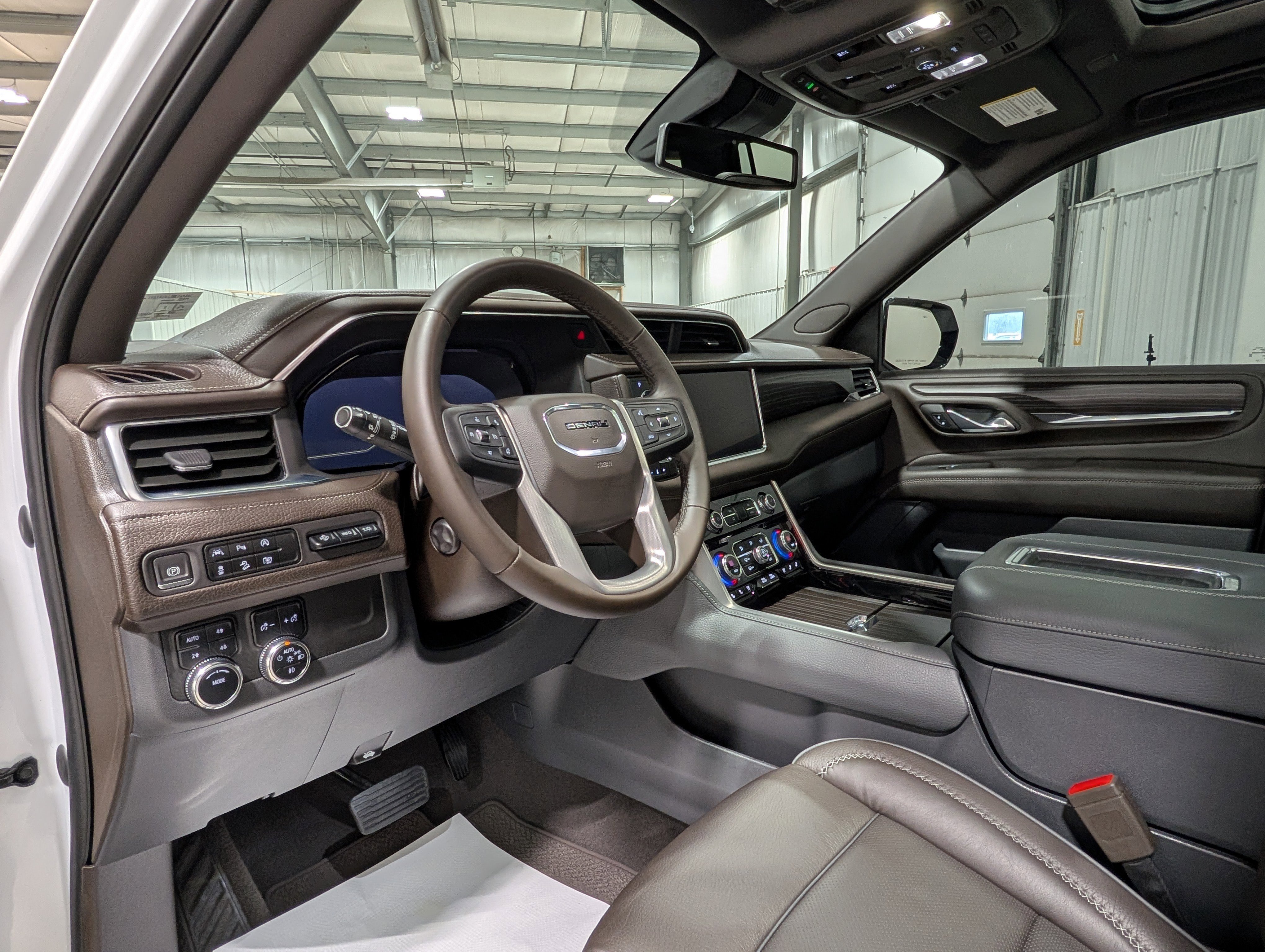 Used 2023 GMC Yukon XL Denali AWD/4WD image 16