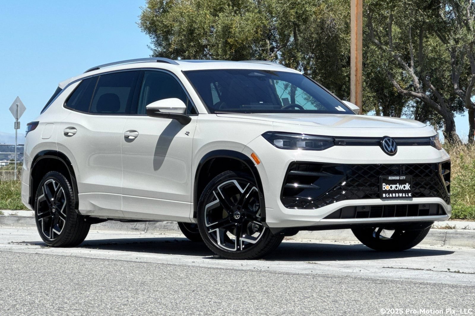 New 2026 Volkswagen Tiguan SEL R-Line AWD/4WD image 1