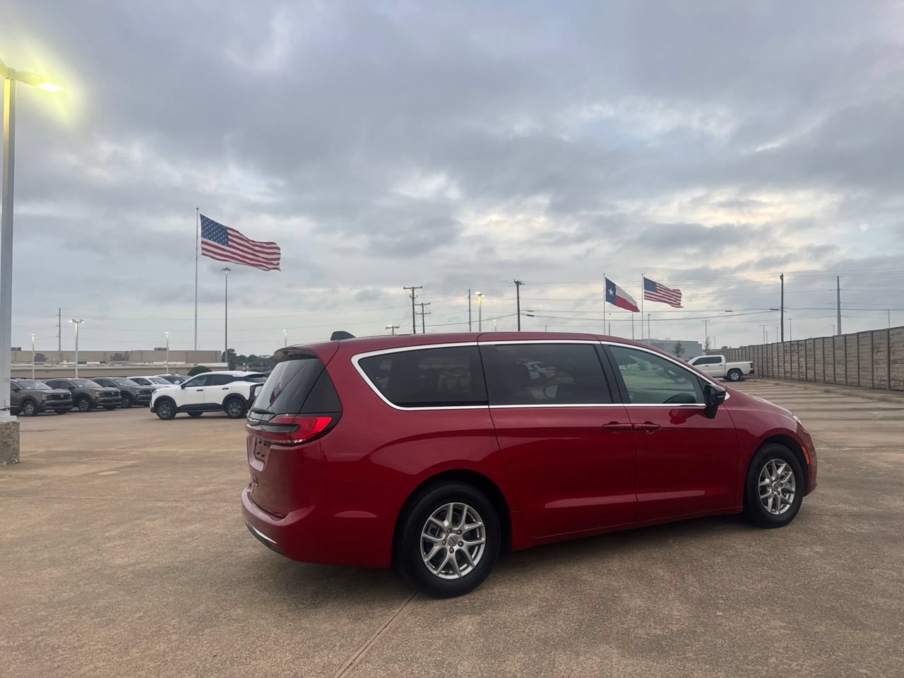 Used 2025 Chrysler Pacifica Select FWD image 21