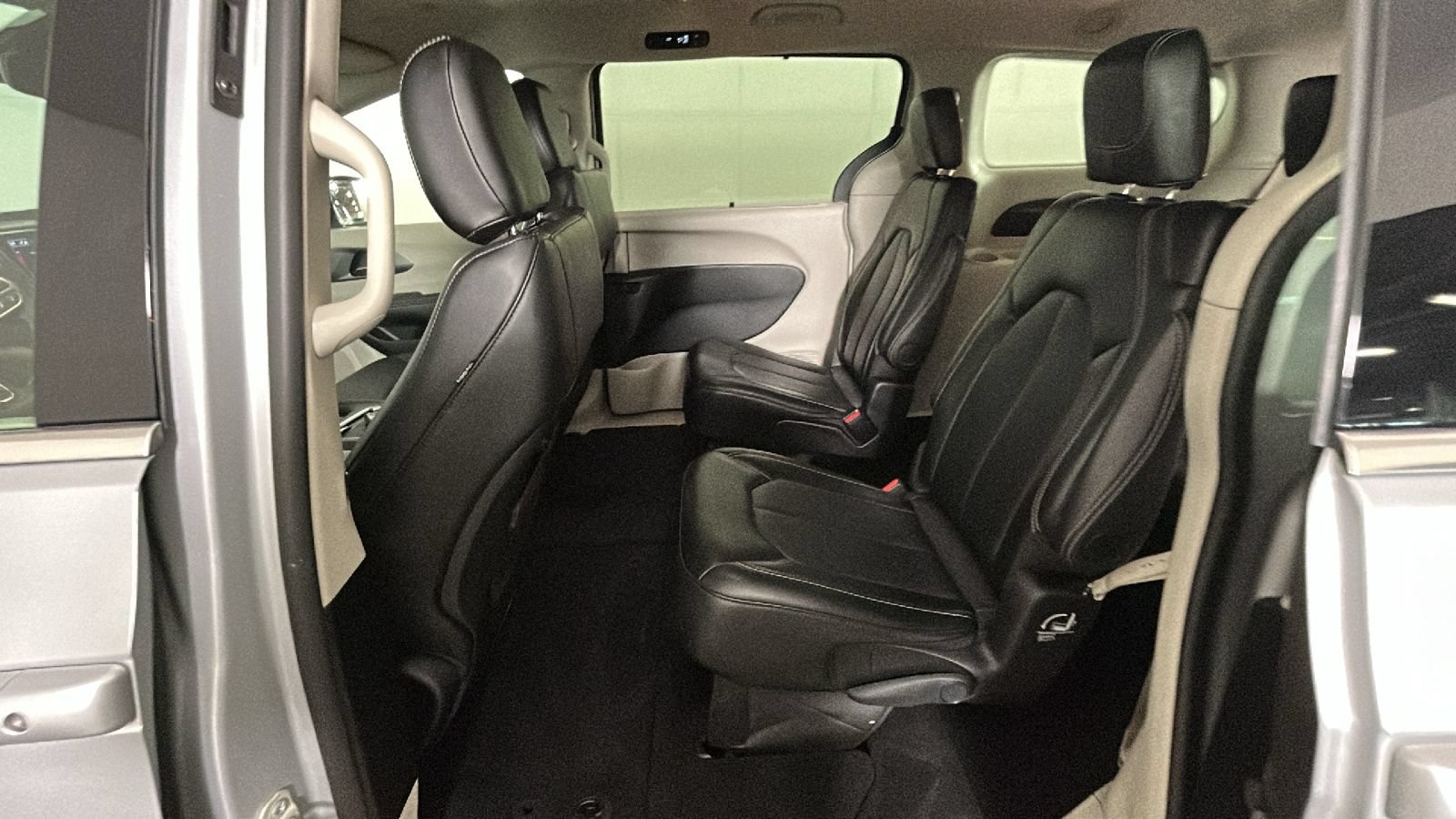 Used 2024 Chrysler Pacifica Touring-L FWD image 30