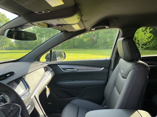 New 2026 Cadillac XT5 Luxury w/ LPO, ONYX Package image 17