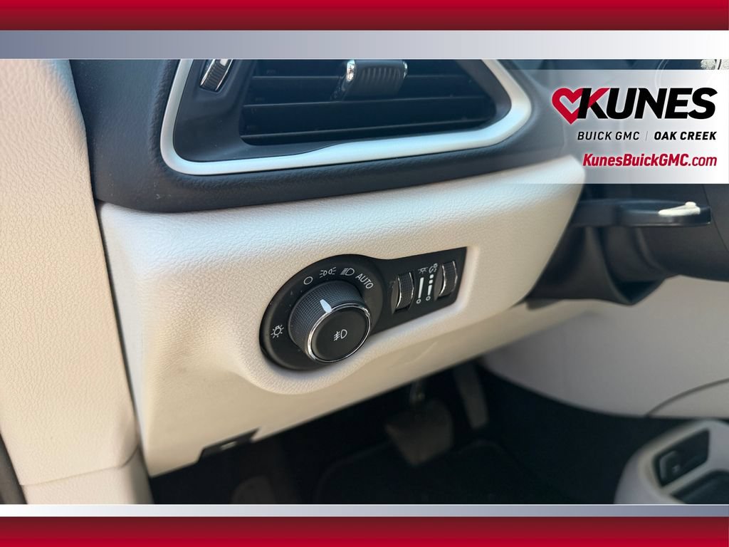 Used 2023 Chrysler Pacifica Touring-L FWD image 19