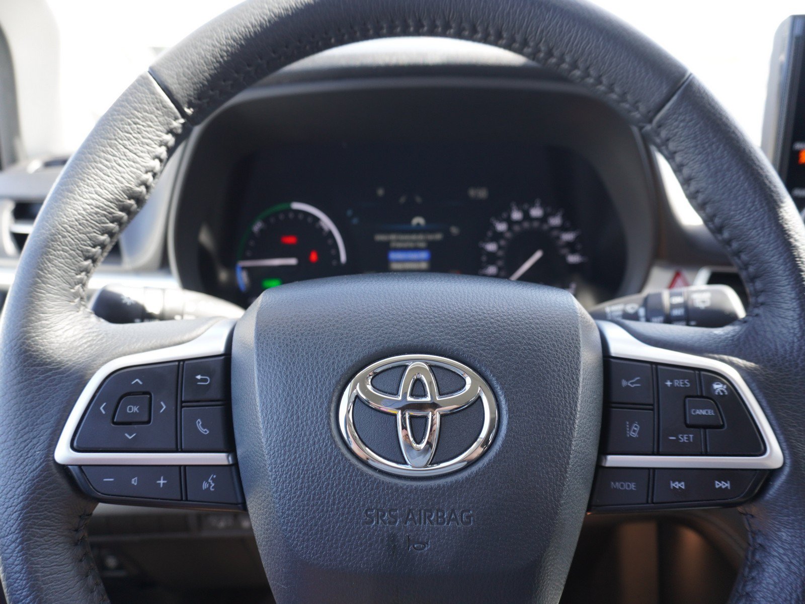Used 2025 Toyota Sienna XLE w/ XLE Plus Package FWD image 29