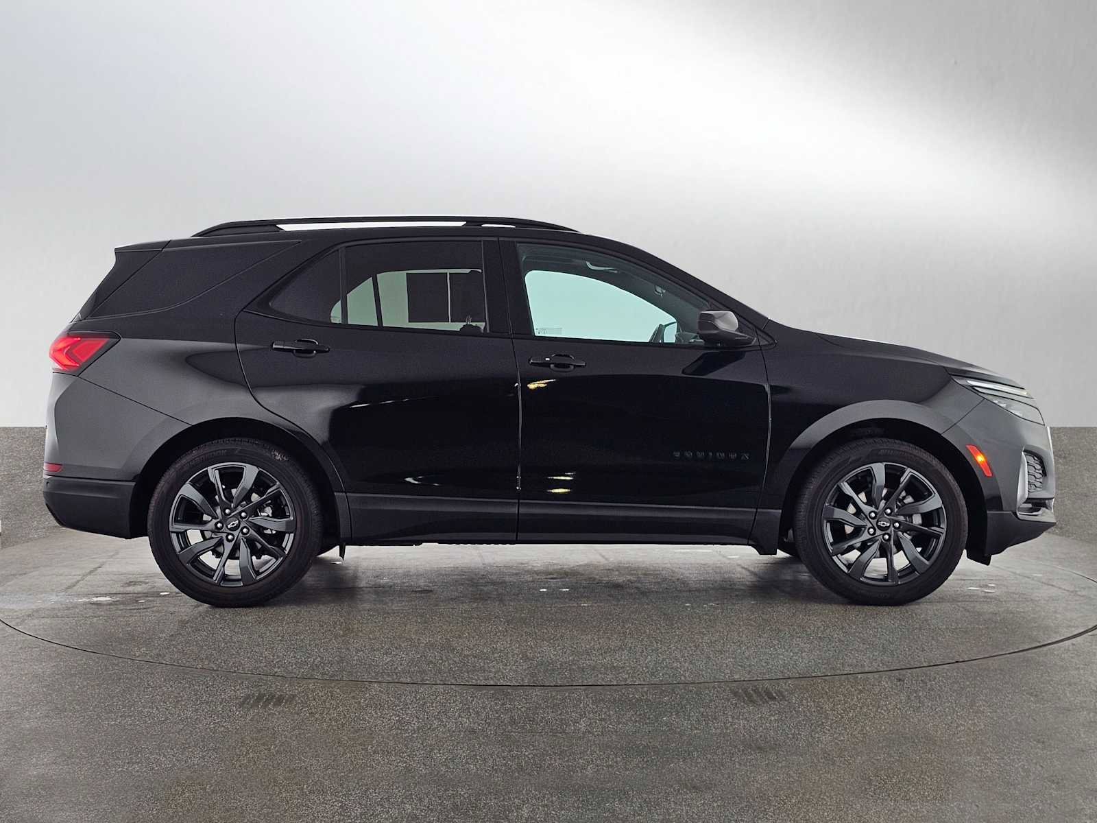 Used 2023 Chevrolet Equinox RS image 2