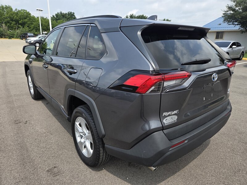 Used 2021 Toyota RAV4 LE AWD/4WD image 5