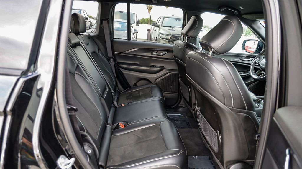 Used 2025 Jeep Grand Cherokee Altitude AWD/4WD image 19