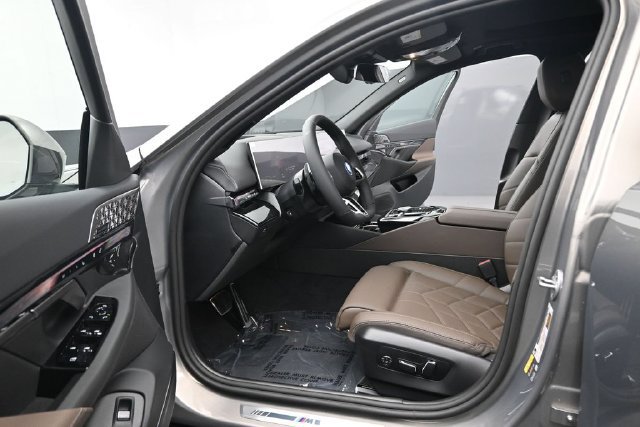 New 2027 BMW 550e xDrive AWD/4WD image 18