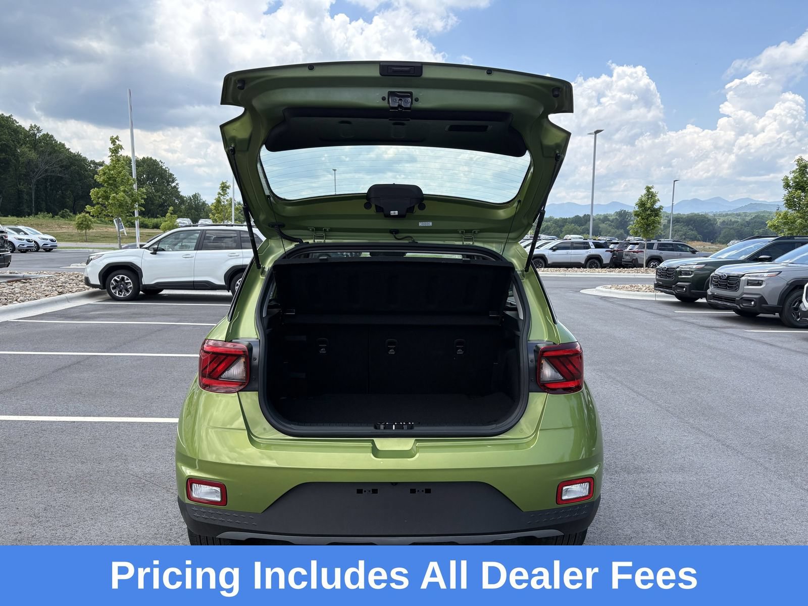 Used 2024 Hyundai Venue SEL FWD image 9