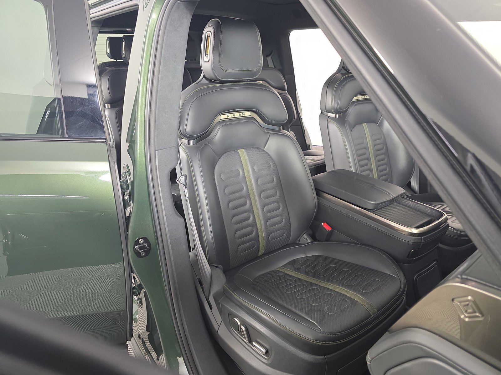 Used 2024 Rivian R1S Adventure AWD/4WD image 24