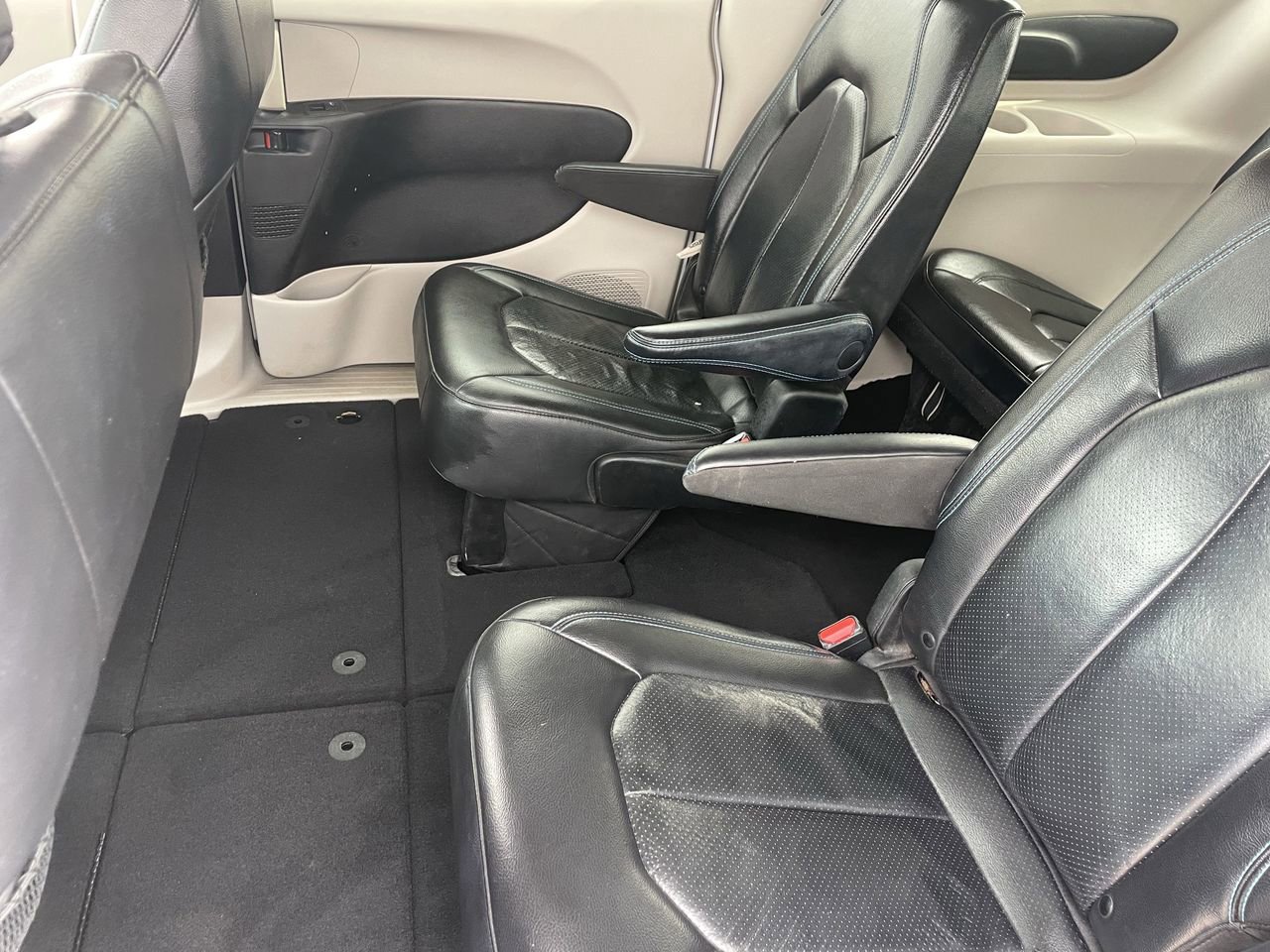 Used 2021 Chrysler Pacifica Touring-L image 14